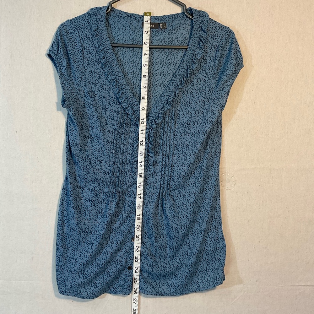 Mossimo Supply Co. Women's cool BlueRuffle Top, Large, button up , abstract A+ - Picture 6 of 6